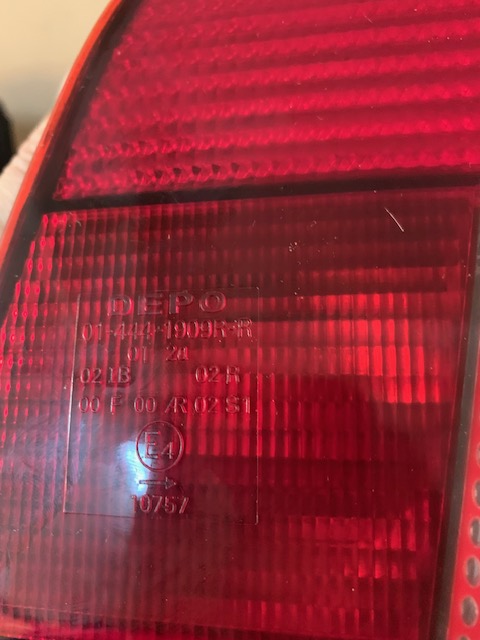 BMW 5-я серия E39 Фонарь задний Правый BMW E39 95-03 (красно-белый)  (АНАЛОГ DEPO ДО 09.2000Г СЕДАН  4441909RUECR)