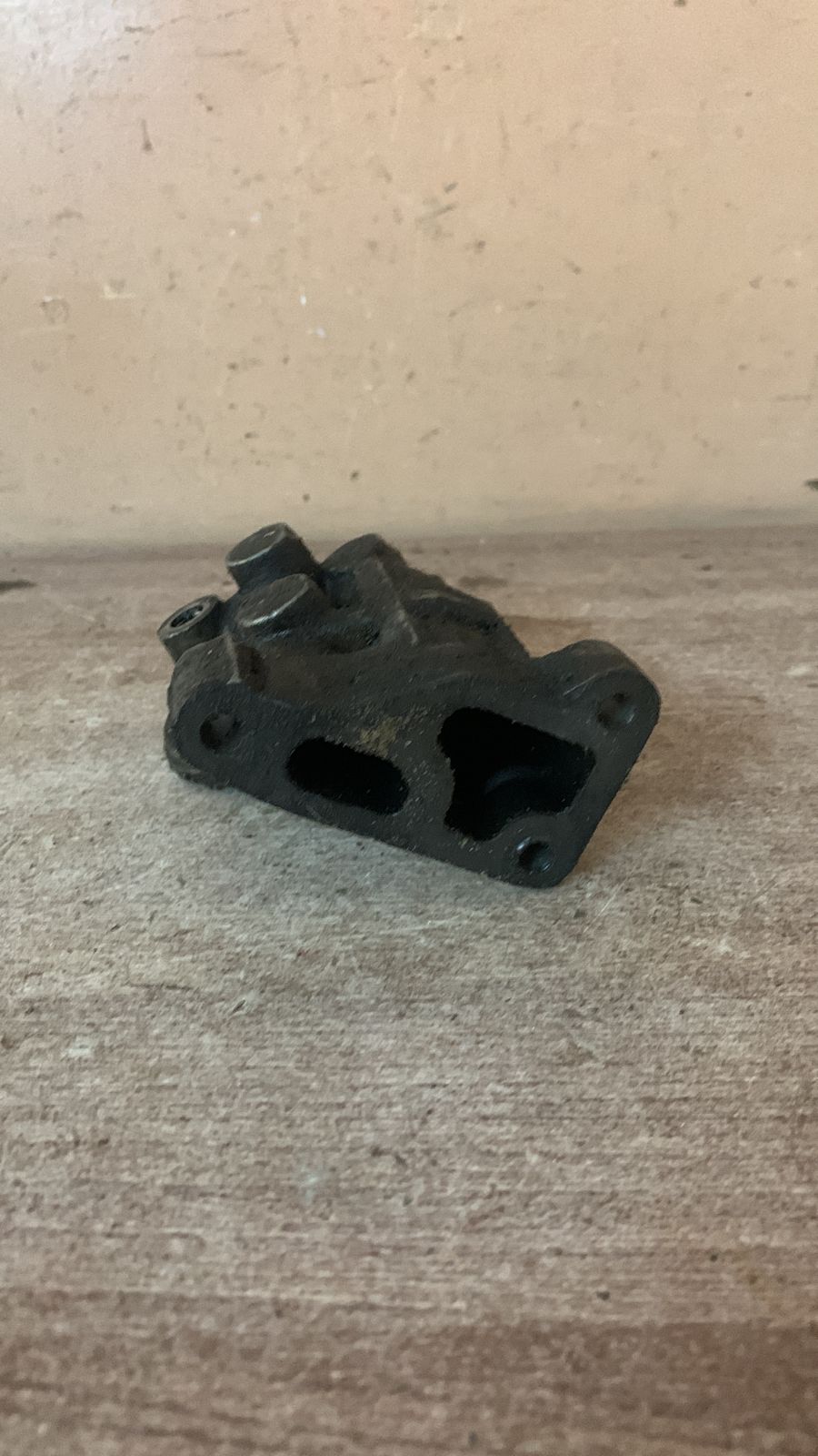 Volkswagen Passat B3 Кронштейн масляного фильтра для Audi 100/44; 80/90 [B3] 1986-1991, Golf II,  (068115417T)