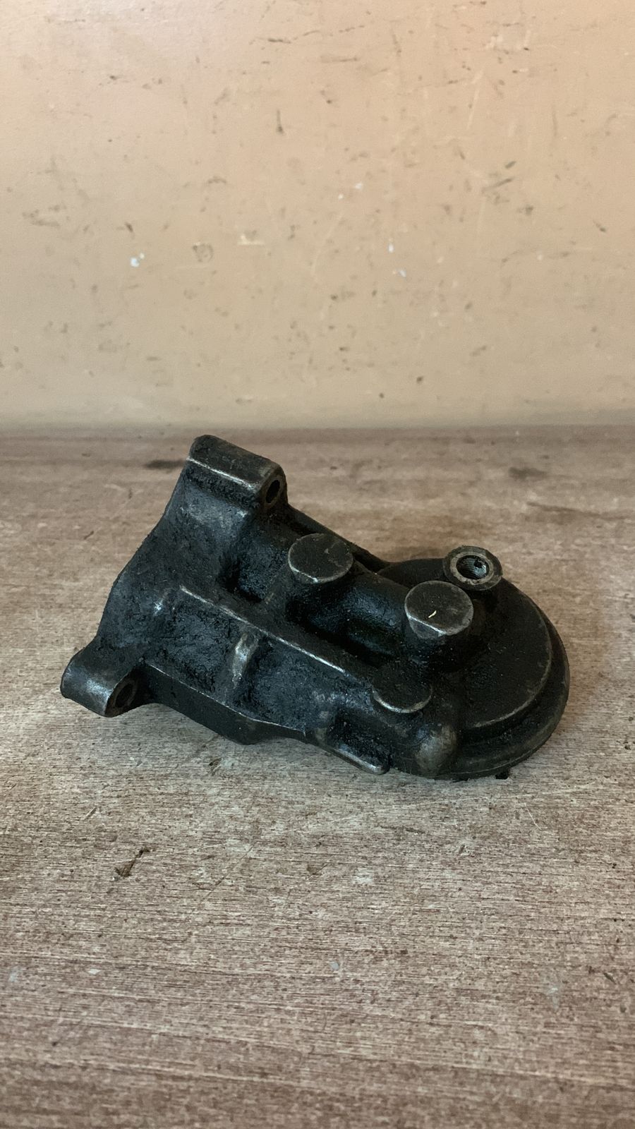 Volkswagen Passat B3 Кронштейн масляного фильтра для Audi 100/44; 80/90 [B3] 1986-1991, Golf II,  (068115417T)