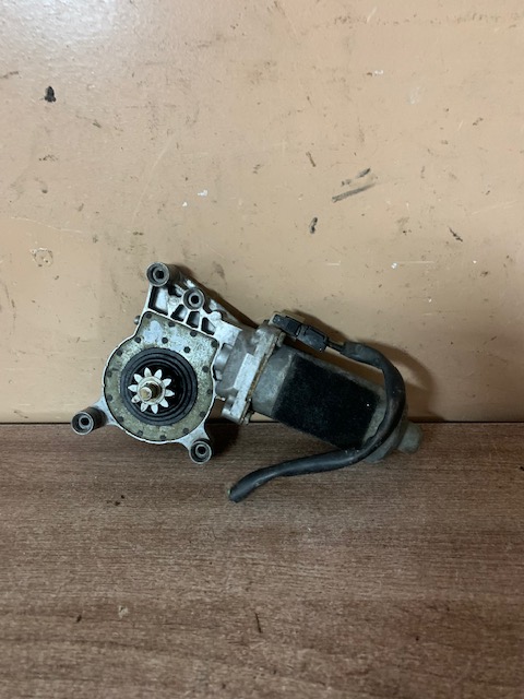 Mercedes Benz W202 Моторчик стеклоподъемника передний правый для Mercedes Benz W202 1993-2000 (A0130821709)