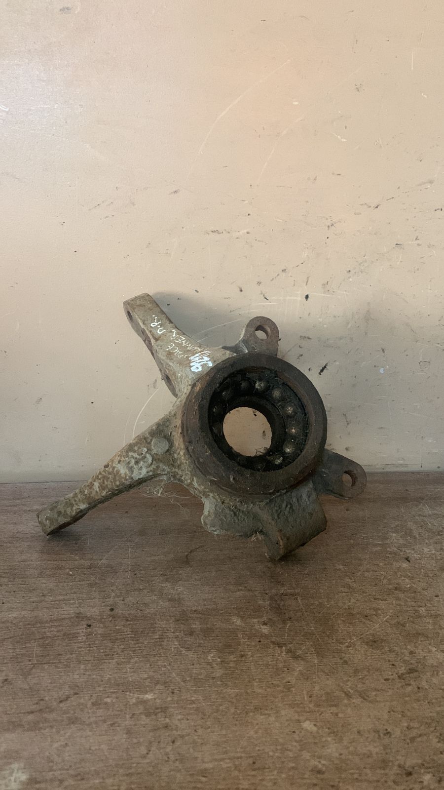 Кулак поворотный передний правый для Mitsubishi Space Runner (N1,N2) 1991-1999 MB870916