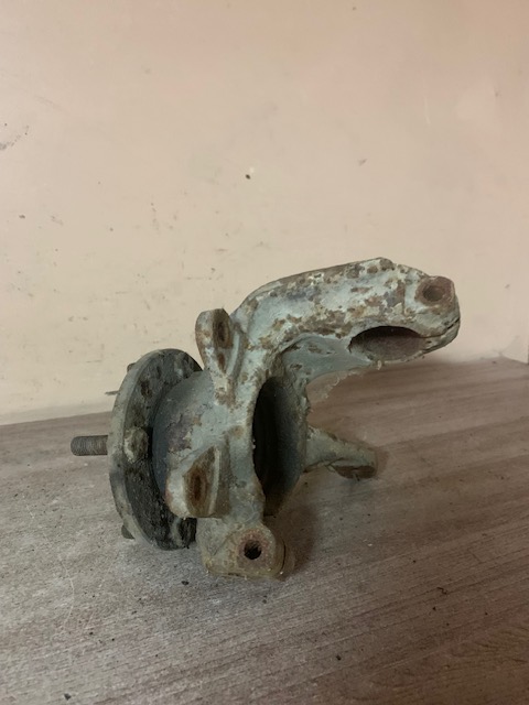 Кулак поворотный передний правый для Ford Fiesta 1995-2001 1010249 со ступицей