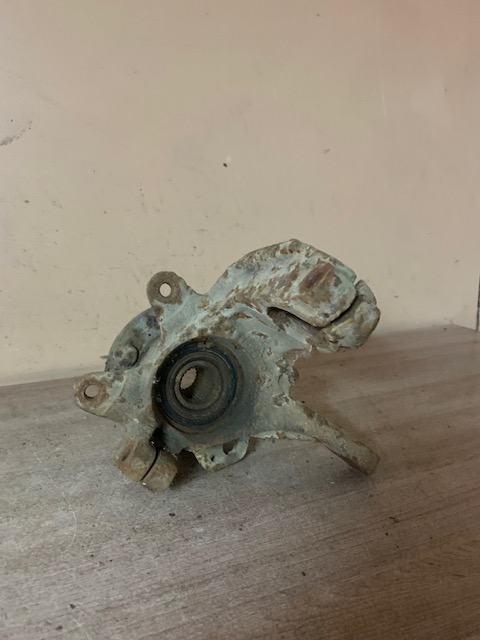 Кулак поворотный передний правый для Ford Fiesta 1995-2001 1010249 со ступицей