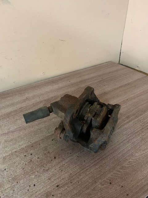 Суппорт передний левый для Renault Clio/Symbol 1998-2008; Logan 2005>; Clio 1991-1998;R21 1986-1994; ( (7701201769)