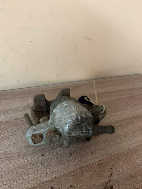 Суппорт передний левый для Renault Clio/Symbol 1998-2008; Logan 2005>; Clio 1991-1998;R21 1986-1994; ( (7701201769)