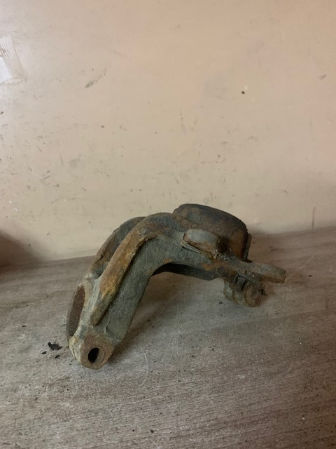 Кулак поворотный передний левый для Ford Fiesta 1995-2001 1010250