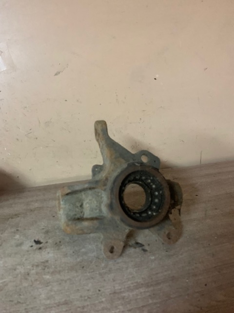 Кулак поворотный передний левый для Ford Fiesta 1995-2001 1010250