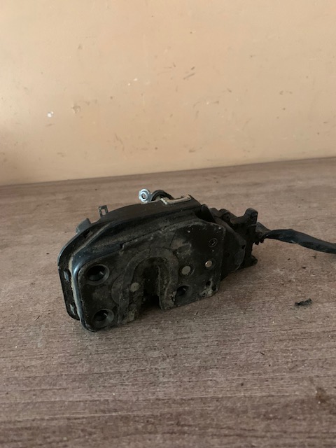 Замок двери передней правой для Mazda 626 (GE) 1992-1997  GA7C58310F