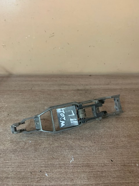 Кронштейн ручки двери передней  левая для Mercedes Benz W202 1993-2000 A2107600634