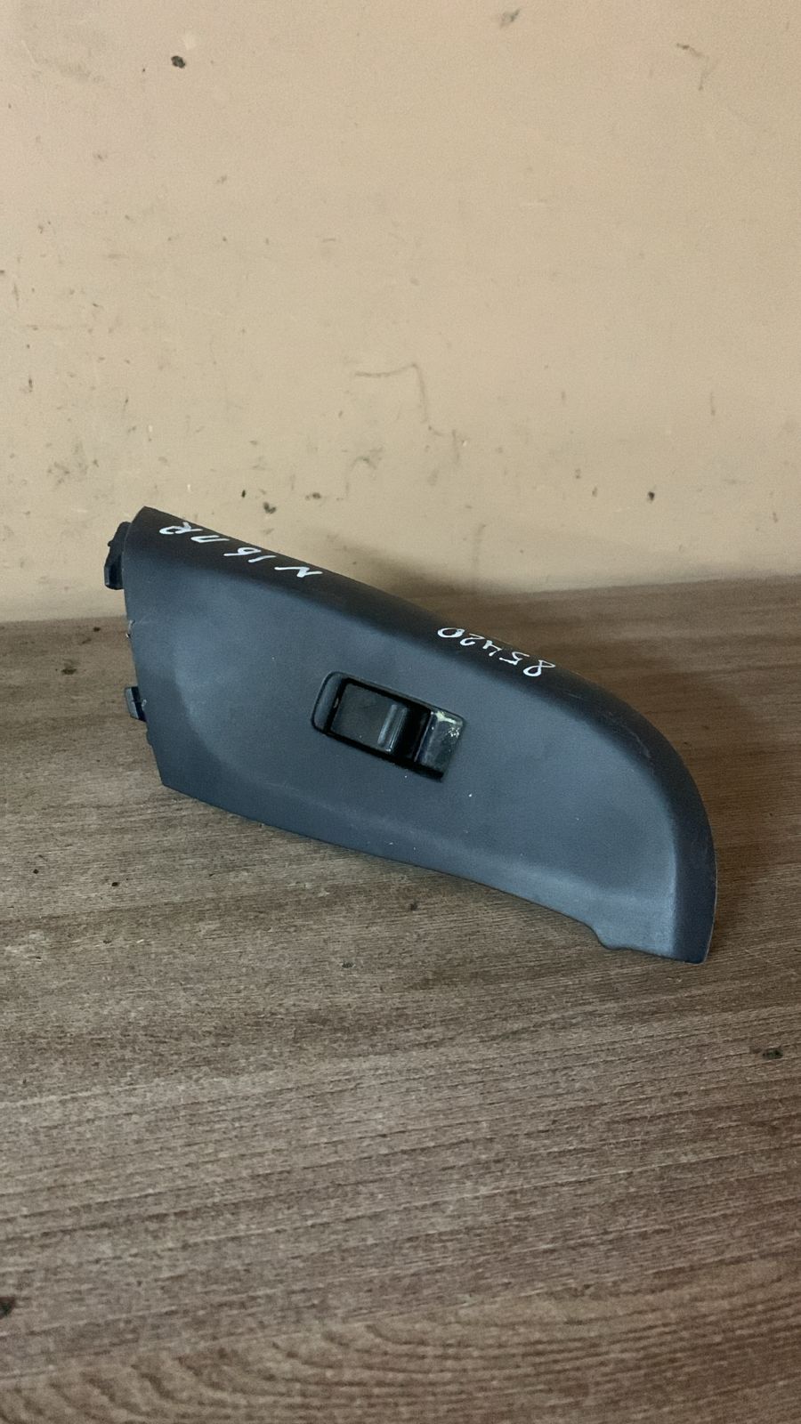 Nissan Almera N16 Кнопка стеклоподъемника передняя правая с накладкой 80960BM520  Almera N16 2000-2006 (254110V000)