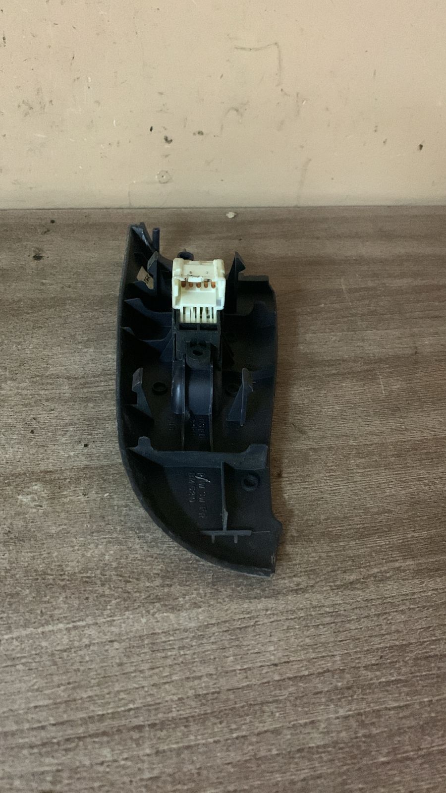 Nissan Almera N16 Кнопка стеклоподъемника передняя правая с накладкой 80960BM520  Almera N16 2000-2006 (254110V000)
