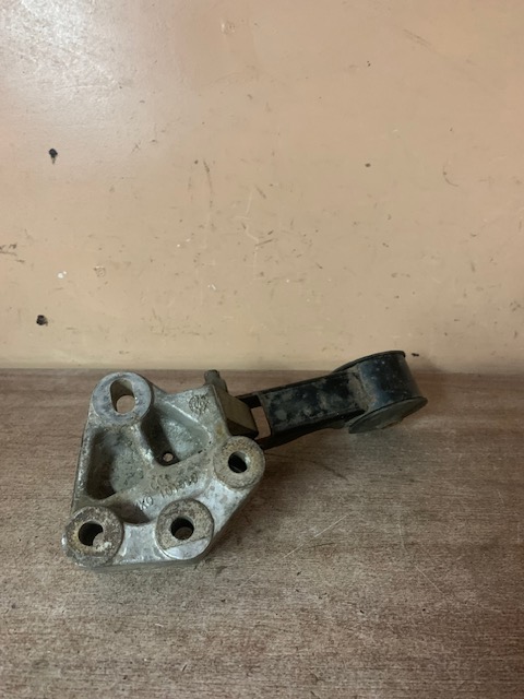 Кронштейн и опора двигателя Rover 45   KKQ101590