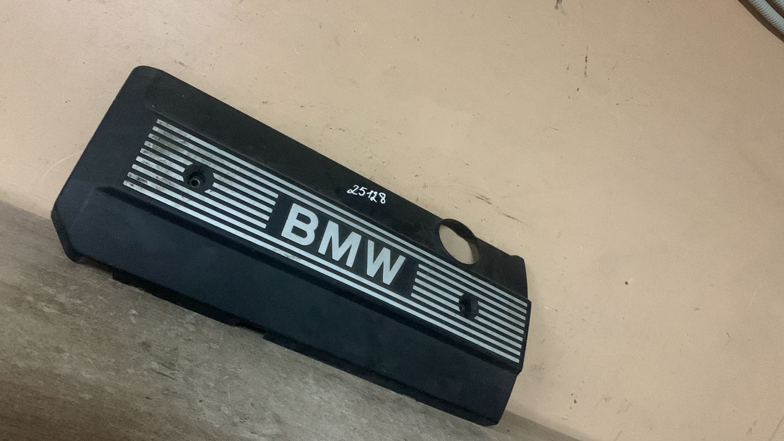 BMW 3-серия E46 Накладка декоративная bmw 5-serie E39 1995-2003;3-serie E46 1998-2005;7-serie E38 1994-2001;Z3 1995-2003;X5 E53 2000-2007;7-serie E65/E66 2001-2008;X3 E83 2004-2010;5-serie E60/E61 2003-2009;X5 E70 2007-2013 (НА ДВИГАТЕЛЬ 11121710781)