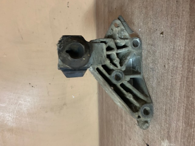 Renault Clio-Symbol 1998-2008 Кронштейн двигателя правый Clio II/Symbol 1998-2008;Kangoo 2003-2008 (1.4 8V K7J 7700432410)