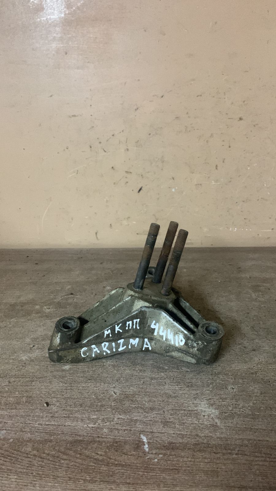 Кронштейн КПП левый для Mitsubishi Carisma (DA) 1999-2003 MR222150