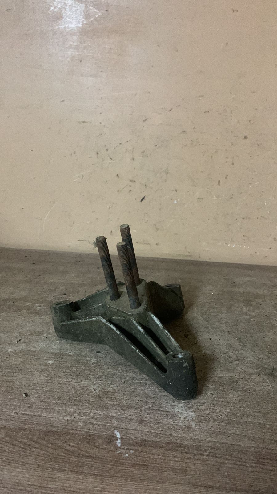 Кронштейн КПП левый для Mitsubishi Carisma (DA) 1999-2003 MR222150