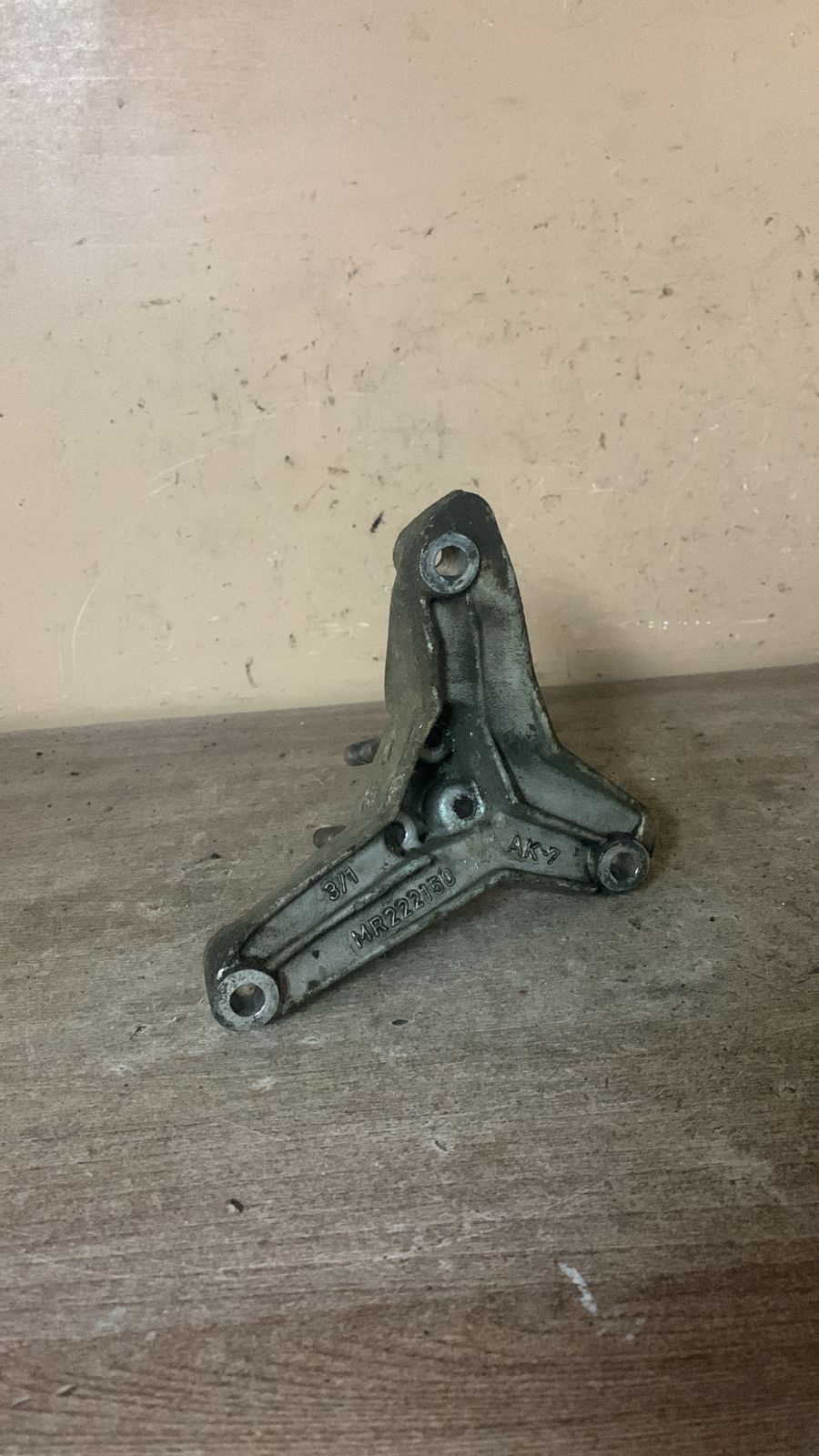 Кронштейн КПП левый для Mitsubishi Carisma (DA) 1999-2003 MR222150