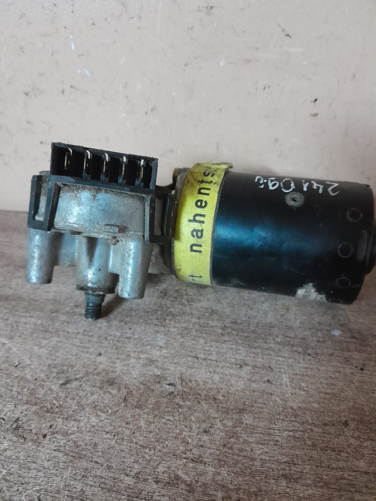 Audi V8 Моторчик стеклоочистителя передний для Audi V8 1988-1994  (03902410900)