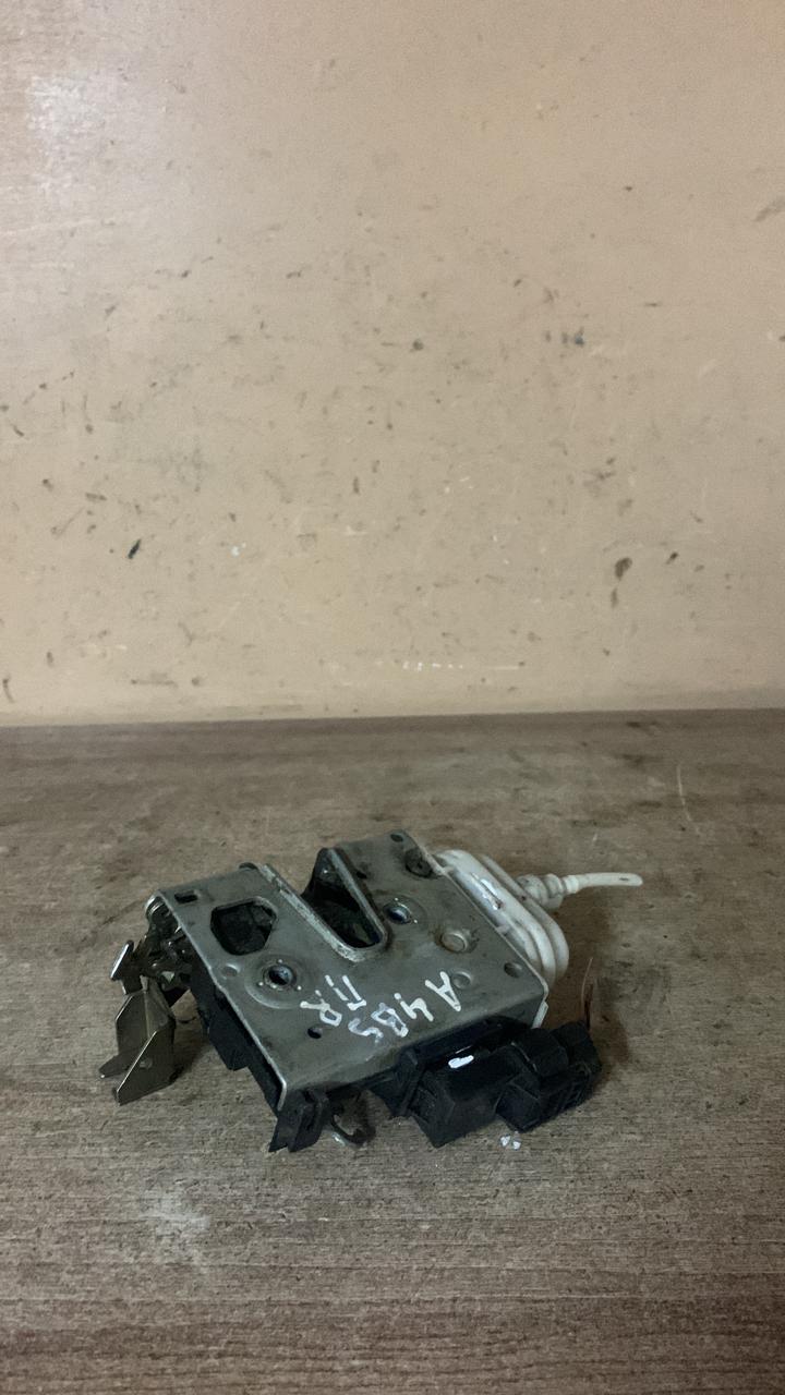 Audi A4 [B5] Замок двери передней правой A4 [B5] 1994-2001 5 конт 4D1837016D