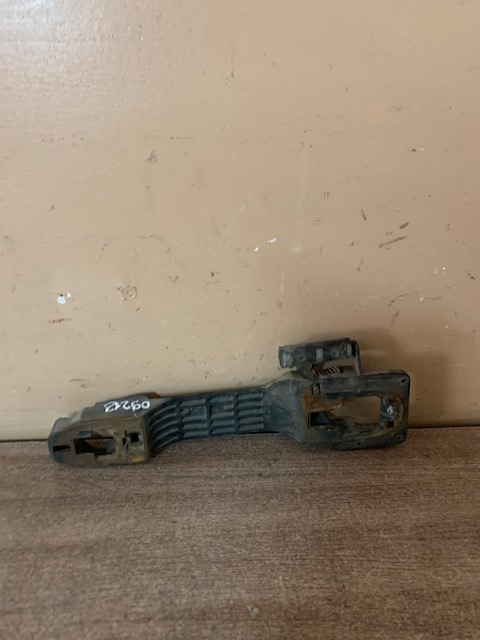 Geely MK 2008-2015 Кронштейн ручки MK 2008-2015 (ПЕРЕДНЕЙ ЛЕВОЙ 1018005039)