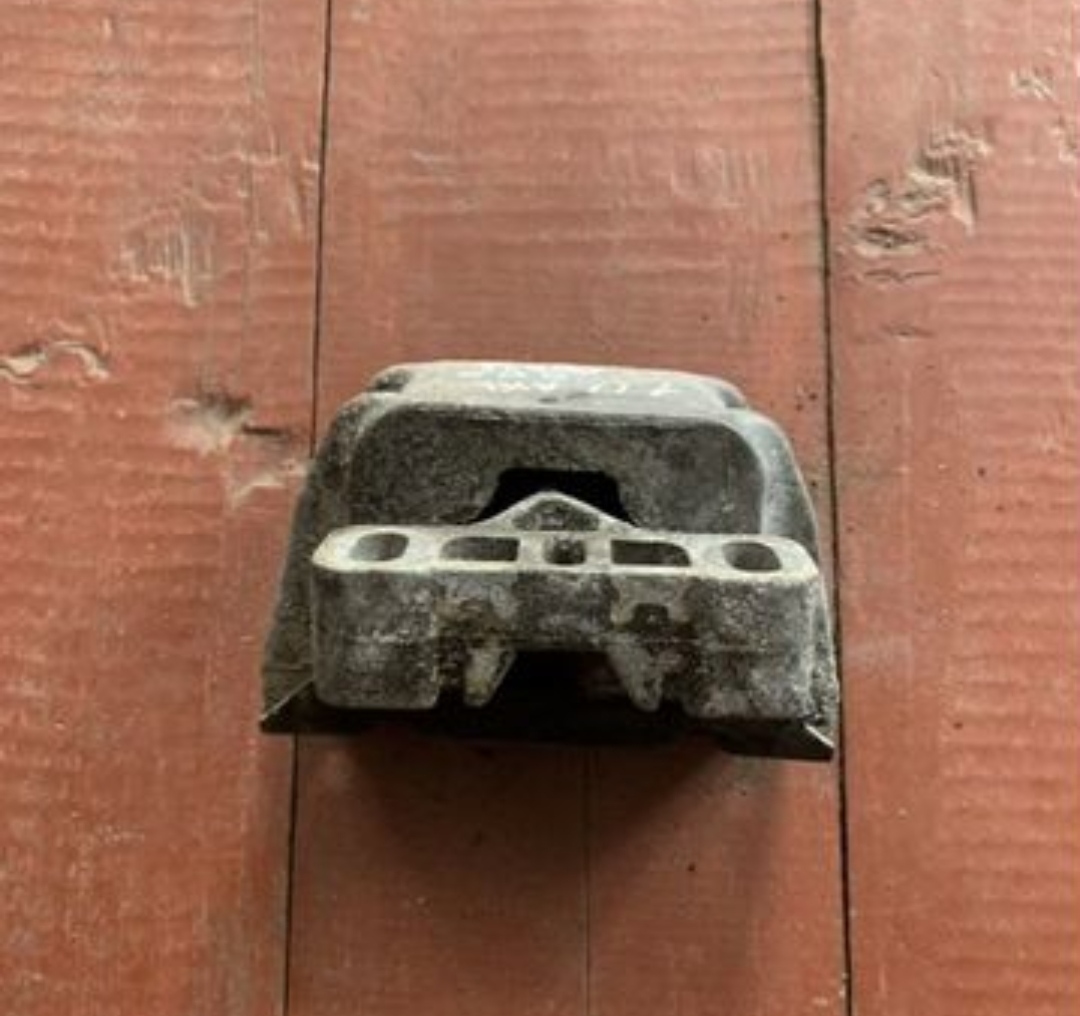 Опора КПП левая Octavia (A4 1U-) 2000-2011;A3 (8L1) 1996-2003;Leon (1M1) 1999-2006;Toledo II 1999-2006;Octavia 1997-2000;Golf IV/Bora 1997-2005;New Beetle 1998-2010 (МКПП ) 1J0199555AK