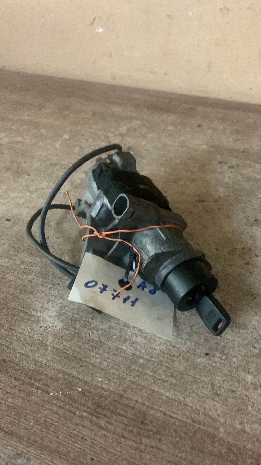 Audi A8 1994-1998 Замок зажигания Audi A8 [4D] 1994-1998,  Fabia 2007-2015;A2 [8Z0] 2000-2005;A3 (8L1) 1996-2003;A4 [B5] 1994-2001;A8 [4D] 1994-1998;TT(8N) 1998-2006;Octavia (A4 1U-) 2000-2011;Leon (1M1) 1999-2006;Toledo II 1999-2006;Octavia 1997-2000 (4B0905851C)