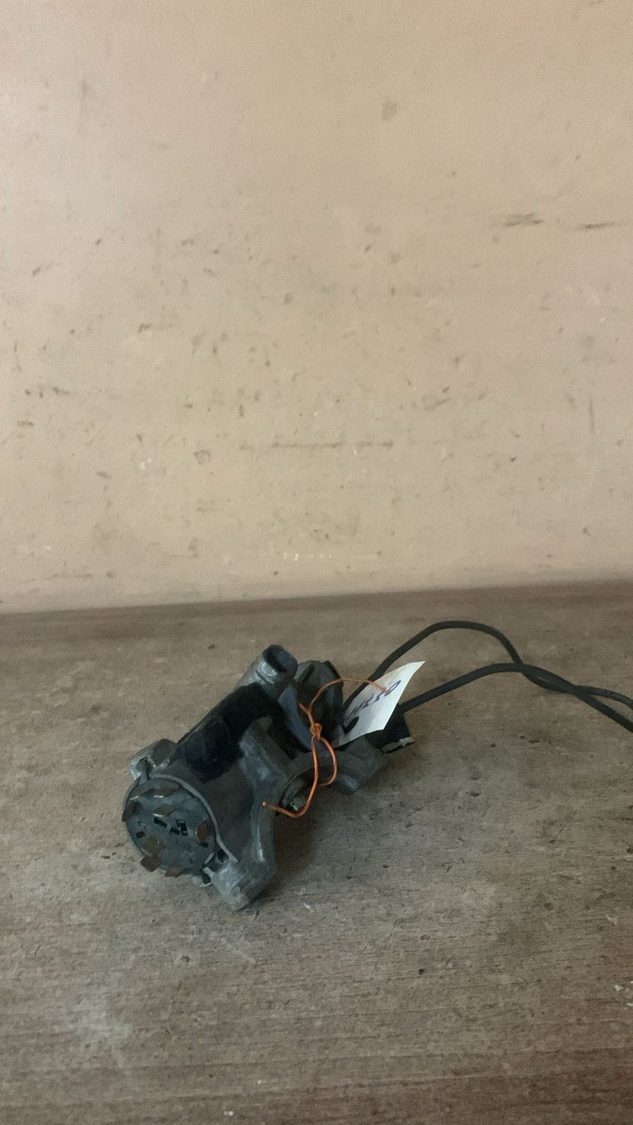 Audi A8 1994-1998 Замок зажигания Audi A8 [4D] 1994-1998,  Fabia 2007-2015;A2 [8Z0] 2000-2005;A3 (8L1) 1996-2003;A4 [B5] 1994-2001;A8 [4D] 1994-1998;TT(8N) 1998-2006;Octavia (A4 1U-) 2000-2011;Leon (1M1) 1999-2006;Toledo II 1999-2006;Octavia 1997-2000 (4B0905851C)