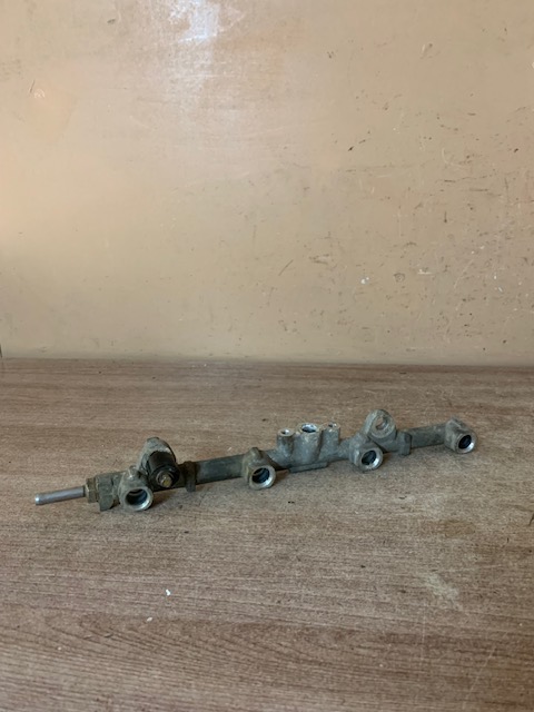 Geely MK 2008-2015 Рейка топливная (рампа) MK Cross 2011>;MK 2008-2015 (1086001164)