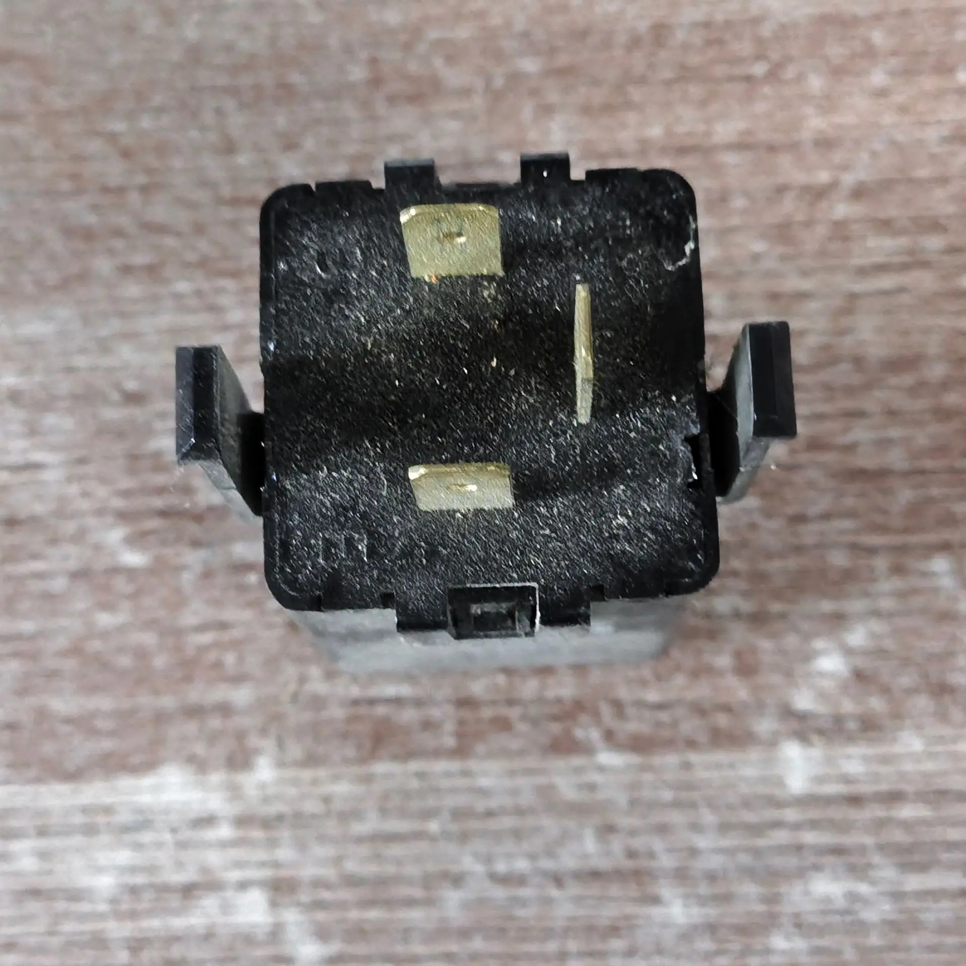 Hyundai Accent 1994-2000 Реле поворотов Getz 2002-2010;H-100 1993-2004;Accent I 1994-2000;Coupe (RD) 1996-2002;Lantra 1990-1995;Elantra 2000-2006;Galloper I 1991-1998;S-Coupe SLC 1990-1996;Matrix 2001-2010;Terracan 2001-2007 (9555039000)