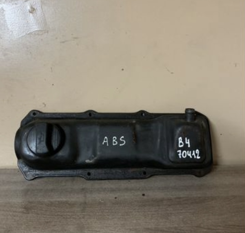 Volkswagen Passat B3 Крышка головки блока (клапанная) Audu  80/90 [B3] 1986-1991;100/200 [43] >1983;100/200 [44] 1983-1991;100 [C4] 1991-1994;A6 [C4] 1994-1997;Cordoba 1993-1996;Ibiza II 1993-1996;Toledo I 1991-1999;Golf II/Jetta II 1983-1992;Passat [B2] >1988