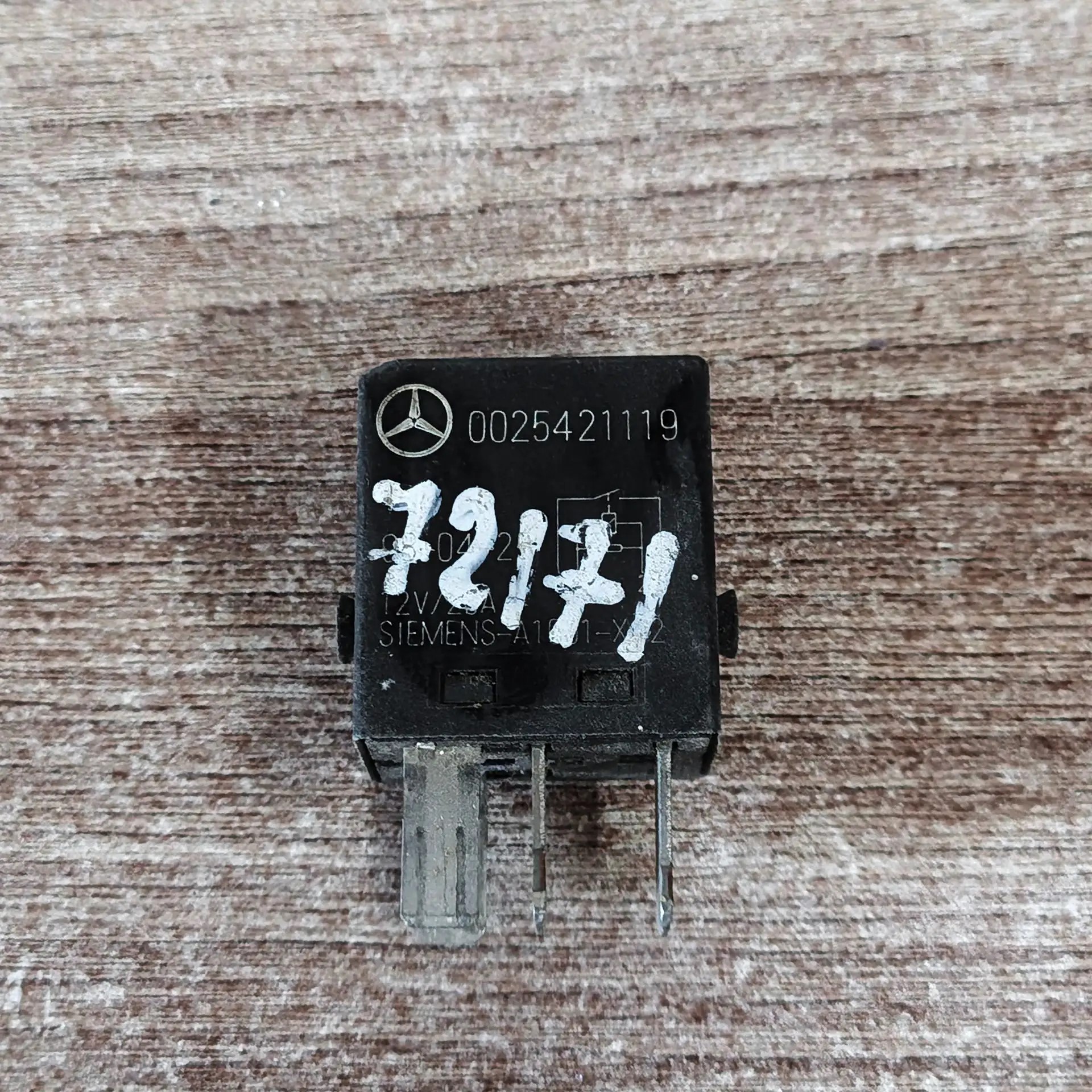 Реле топливного насоса W221 2005-2013;A140/160 W168 1997-2004;W163 M-Klasse (ML) 1998-2004;W202 1993-2000;W220 1998-2005;W210 E-Klasse 1995-2000;C208 CLK coupe 1997-2002;G-Class W463 1989>;W215 CL coupe 1999-2006 0025421119
