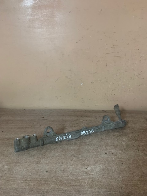 Toyota Sprinter Carib Рампа топливная Toyota Sprinter Carib   2381415040  2381415041