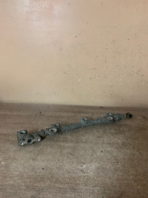 Toyota Sprinter Carib Рампа топливная Toyota Sprinter Carib   2381415040  2381415041