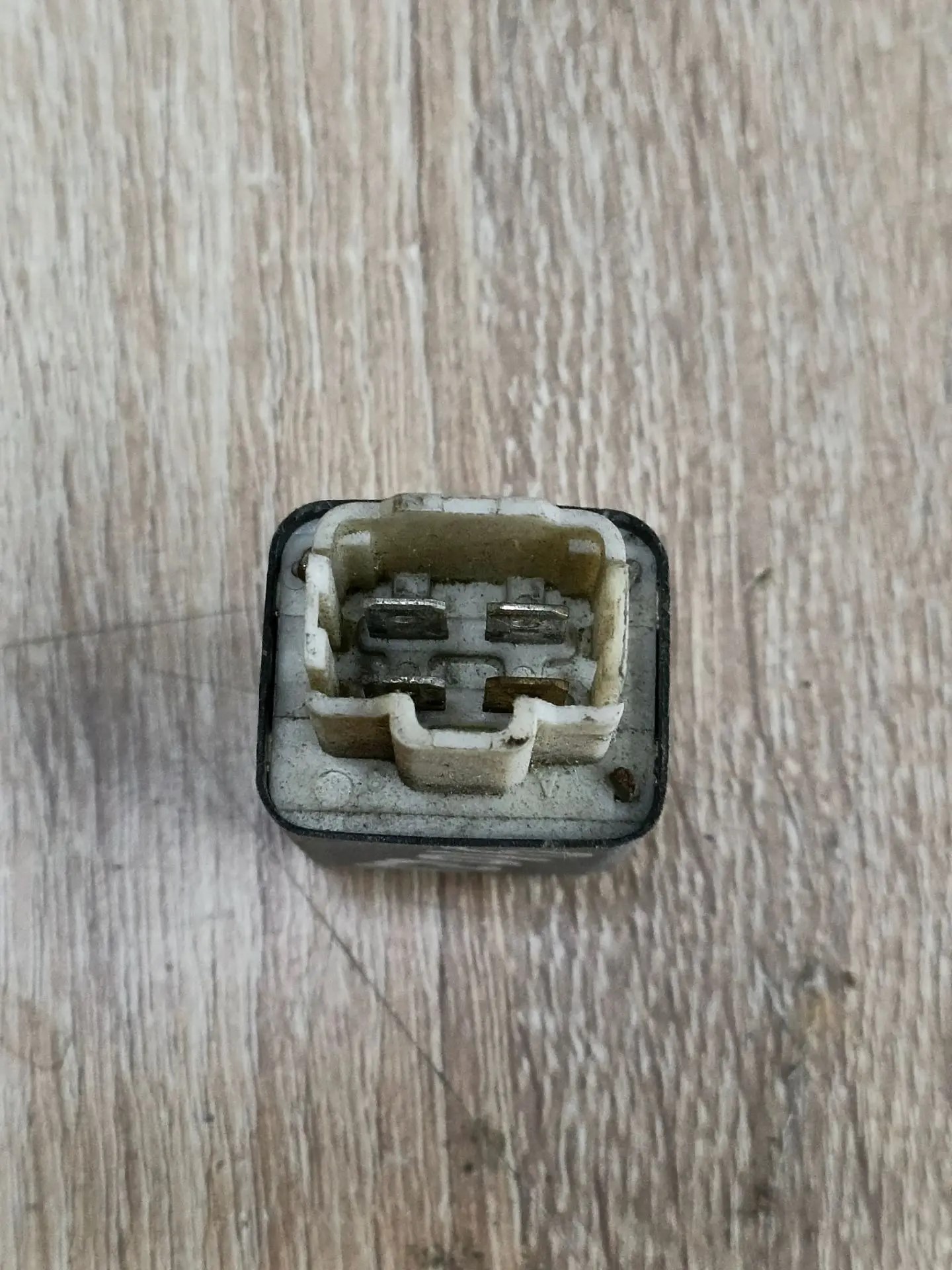 Реле света фар TOYOTA LAND CRUISER 80 90-98