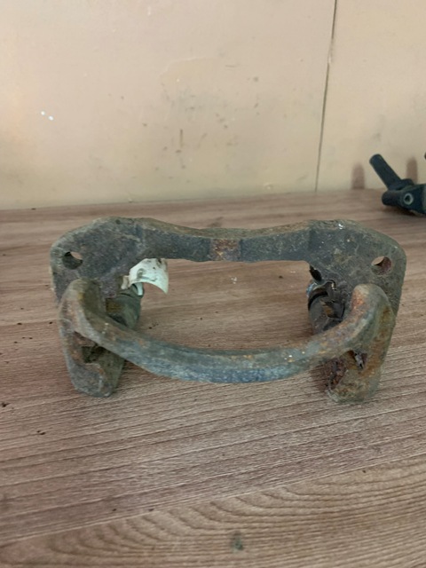 Mazda 323 (BJ) Скоба переднего суппорта  правый для Mazda  626 (GE) 1992-1997 , 323 (BJ) 1998-2002