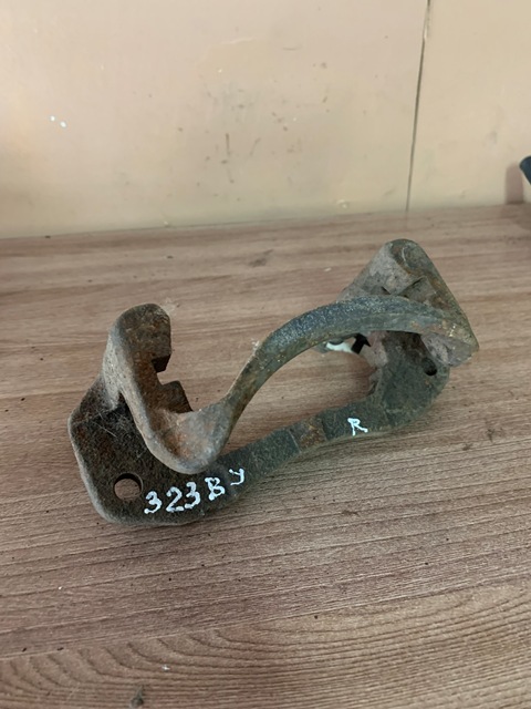 Mazda 323 (BJ) Скоба переднего суппорта  правый для Mazda  626 (GE) 1992-1997 , 323 (BJ) 1998-2002