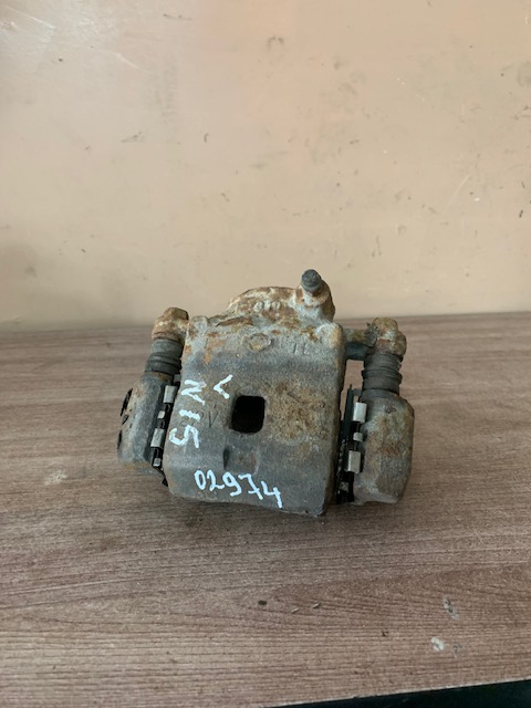 Nissan Almera N15 Суппорт тормозной передний левый Almera N15 1995-2000 (ЦЕНА БЕЗ СКОБЫ ! 4101157C00)