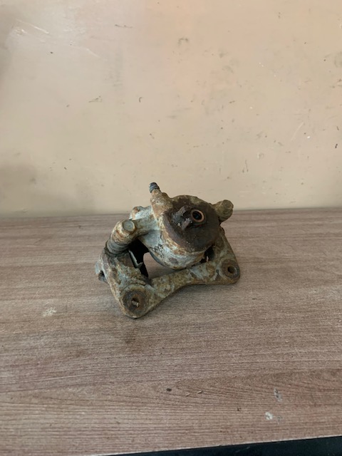 Nissan Almera N15 Суппорт тормозной передний левый Almera N15 1995-2000 (ЦЕНА БЕЗ СКОБЫ ! 4101157C00)