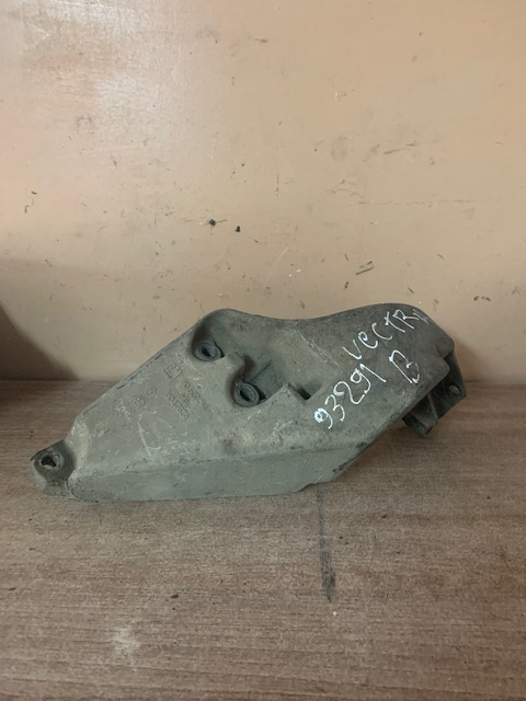 Opel Vectra B Кронштейн генератора OPEL VECTRA B   90502614