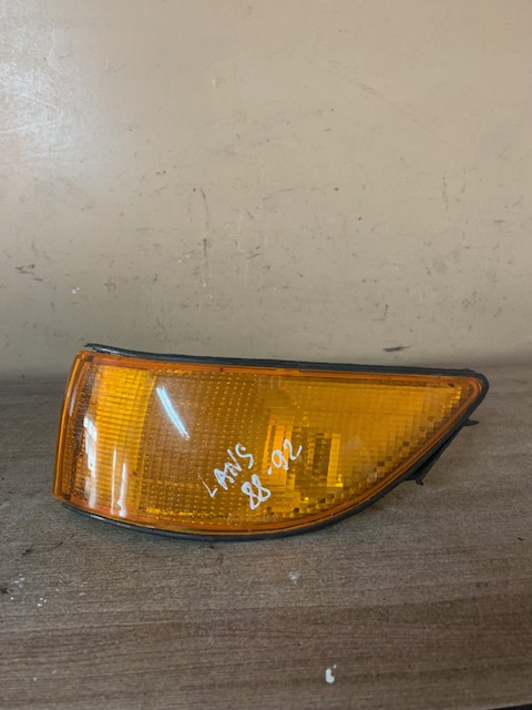 Указатель поворота левый желтый MITSUBISHI LANCER 88-92 C51- / C61-