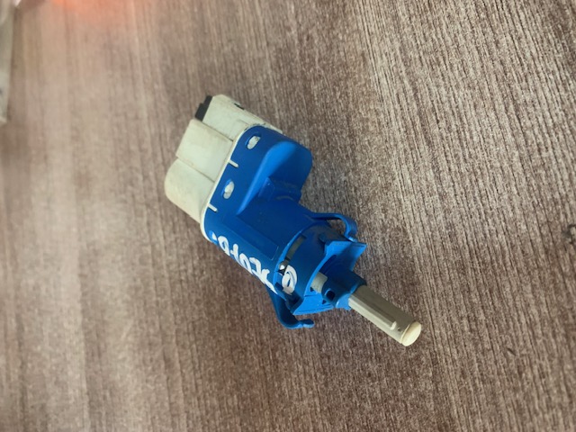 Ford Fiesta 2001-2007 Датчик включения стопсигнала Focus II 2005-2008;Fusion 2002>;C-MAX 2003-2011;Transit Connect 2002>;Mazda 3 (BK) 2002-2009;Fiesta 2001-2007;Galaxy 2006>;S-MAX 2006>;S80 2006>;Mondeo IV 2007>;Focus II 2008-2011;Transit 2006> (3M5T9C872AC)