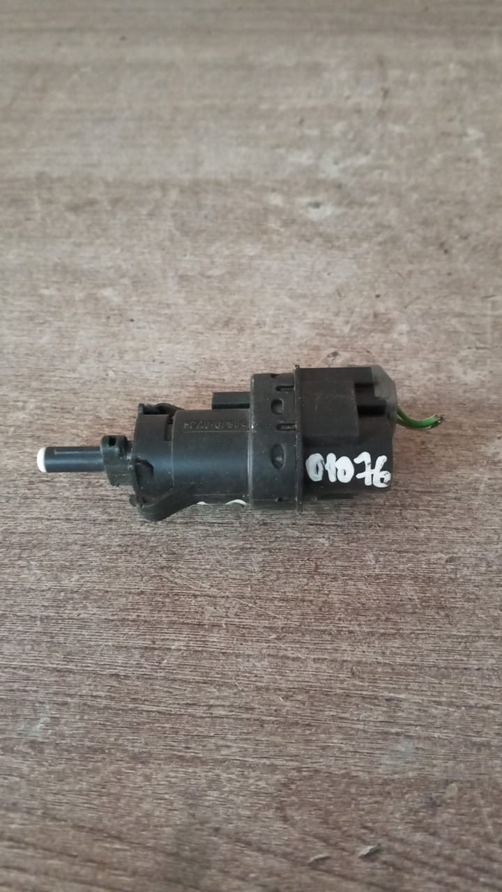 Ford C-MAX 2003-2011 Датчик включения стопсигнала Focus II 2005-2008;V40 2001-2004;Fusion 2002>;C-MAX 2003-2011;Transit Connect 2002>;Mazda 3 (BK) 2002-2009;Fiesta 2001-2007;S40 2004>;V50 2004>;Galaxy 2006>;S-MAX 2006>;S80 2006>;Mondeo IV 2007> (3M5T13480AC)