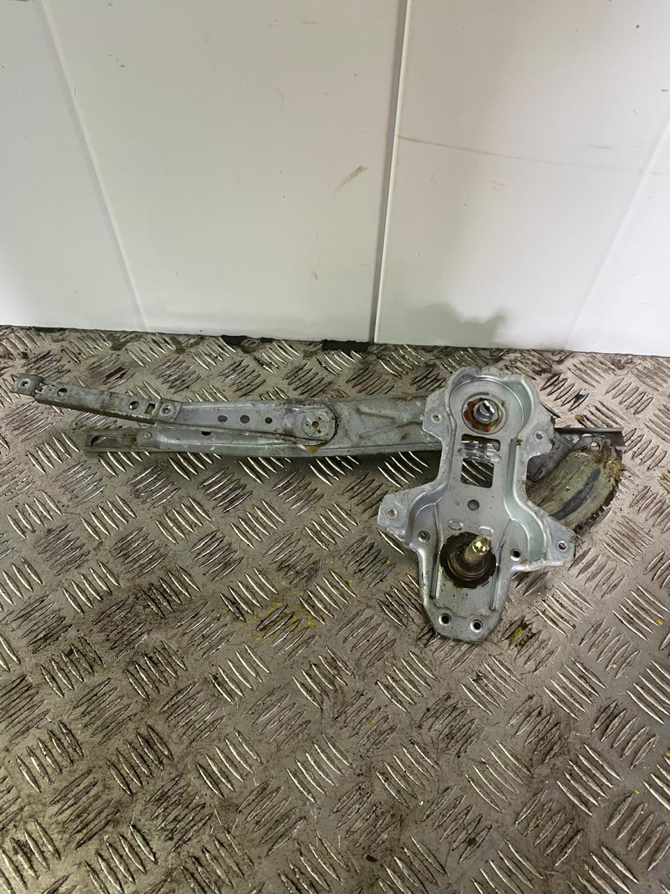 Honda Civic Aerodeck Стеклоподъемник механ. задний левый Civic (MA, MB 5HB) 1995-2001;Civic Aerodeck 1998-2000 (72750ST3E01)