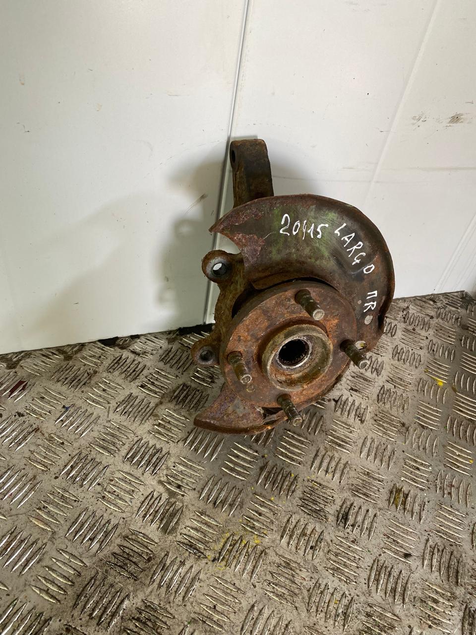 Nissan Largo Поворотный кулак правый Nissan Largo W30 Serena 400145C500