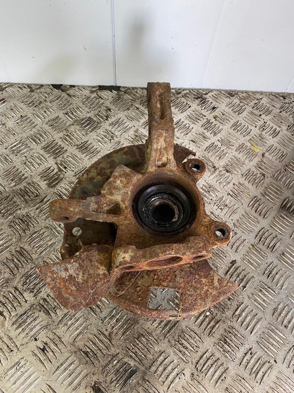 Nissan Largo Поворотный кулак правый Nissan Largo W30 Serena 400145C500