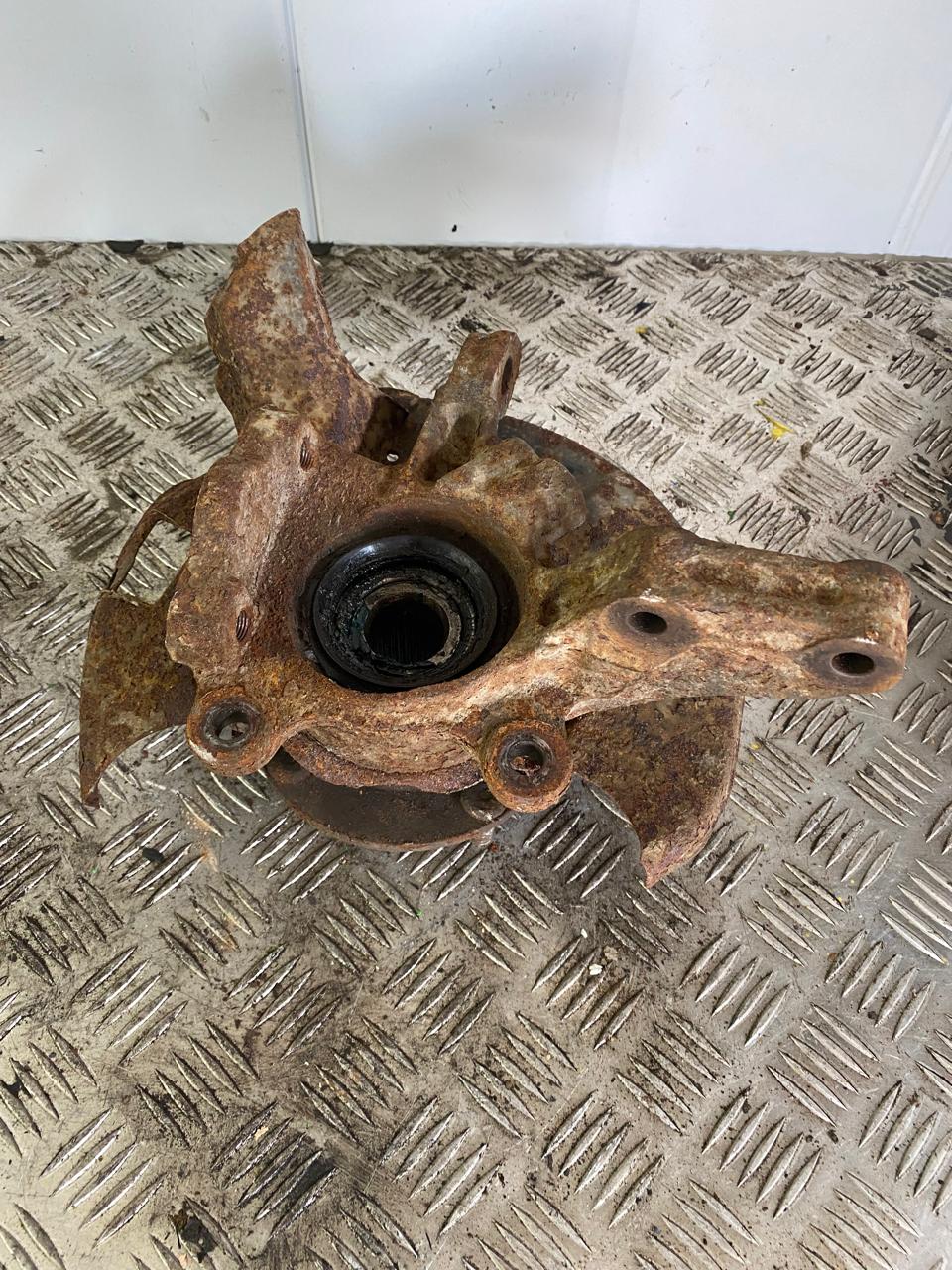 Nissan Largo Поворотный кулак правый Nissan Largo W30 Serena 400145C500