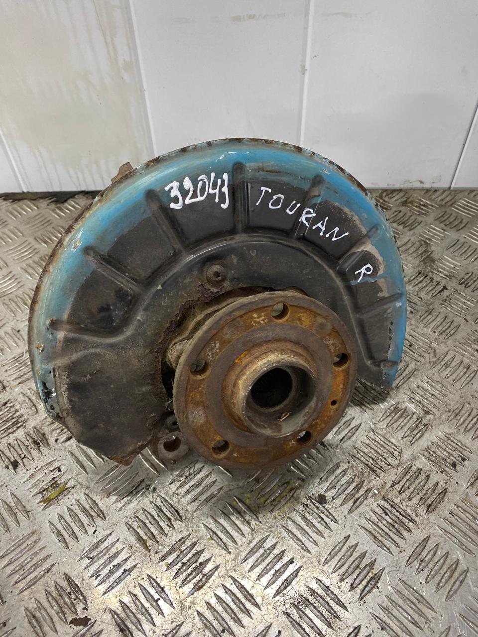 Volkswagen Jetta 2006-2011 Кулак поворотный передний правый Golf V 2003-2009;A3 [8PA] Sportback 2004-2013;Golf Plus 2005-2014;Touran 2003-2010;A3 [8P1] 2003-2013;Jetta 2006-2011;Tiguan 2007-2011;Octavia (A5 1Z-) 2004-2013 (1K0407256AA)