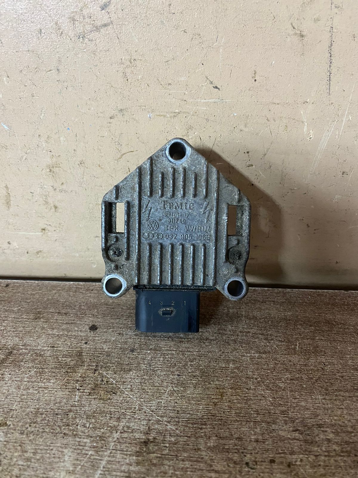 Volkswagen Passat B5 1996-2000 Коммутатор Skoda Octavia Golf 4 Passat B5  032905106BS