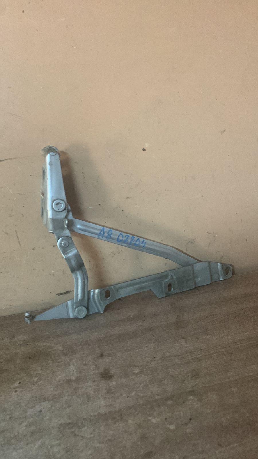 Audi A8 1994-1998 Петля крышки багажника для Audi A8 [4D] 1994-1998 4D0827299A