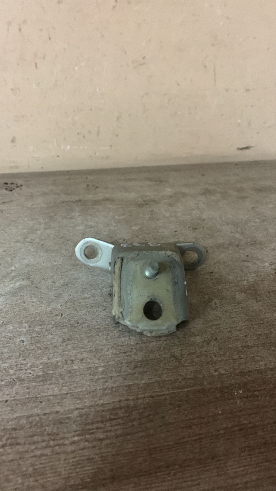 Nissan Note (E11) Петля двери задней правой верхняя Primera P11E 1996-2002;Primera WP11E 1998-2001;Almera Tino 2000-2006;Almera N16 2000-2006;Note (E11) 2006-2013;Micra (K12E) 2002-2010 (824002F030)